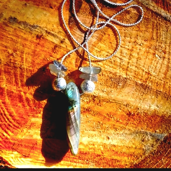 New ViM “Sunrise to Sunset”Bluefire/Rainbow Changing Labradorite Point Necklace - Picture 3 of 3